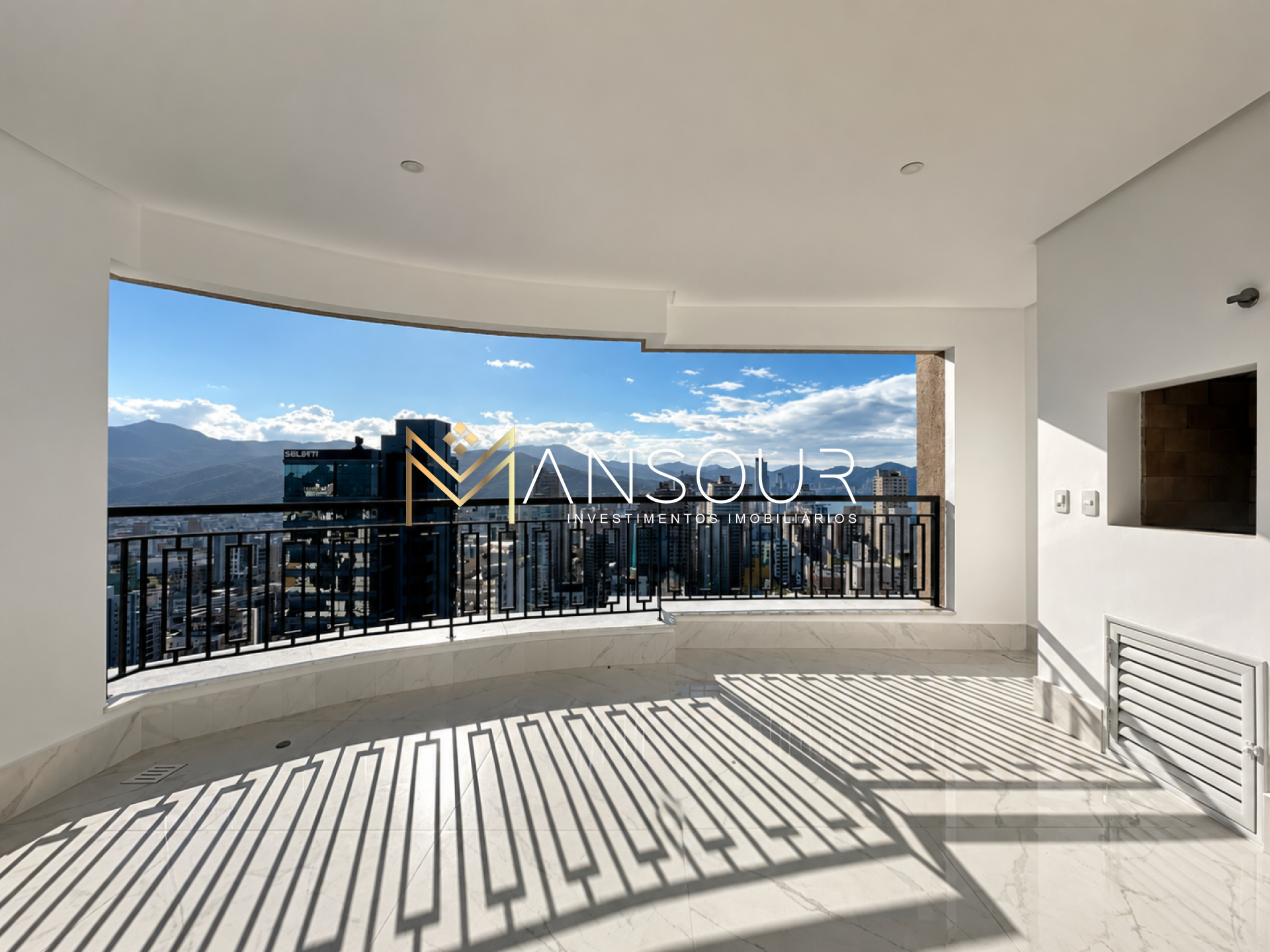 Apartamento Para Vender com 04 suítes no bairro Meia Praia em Itapema