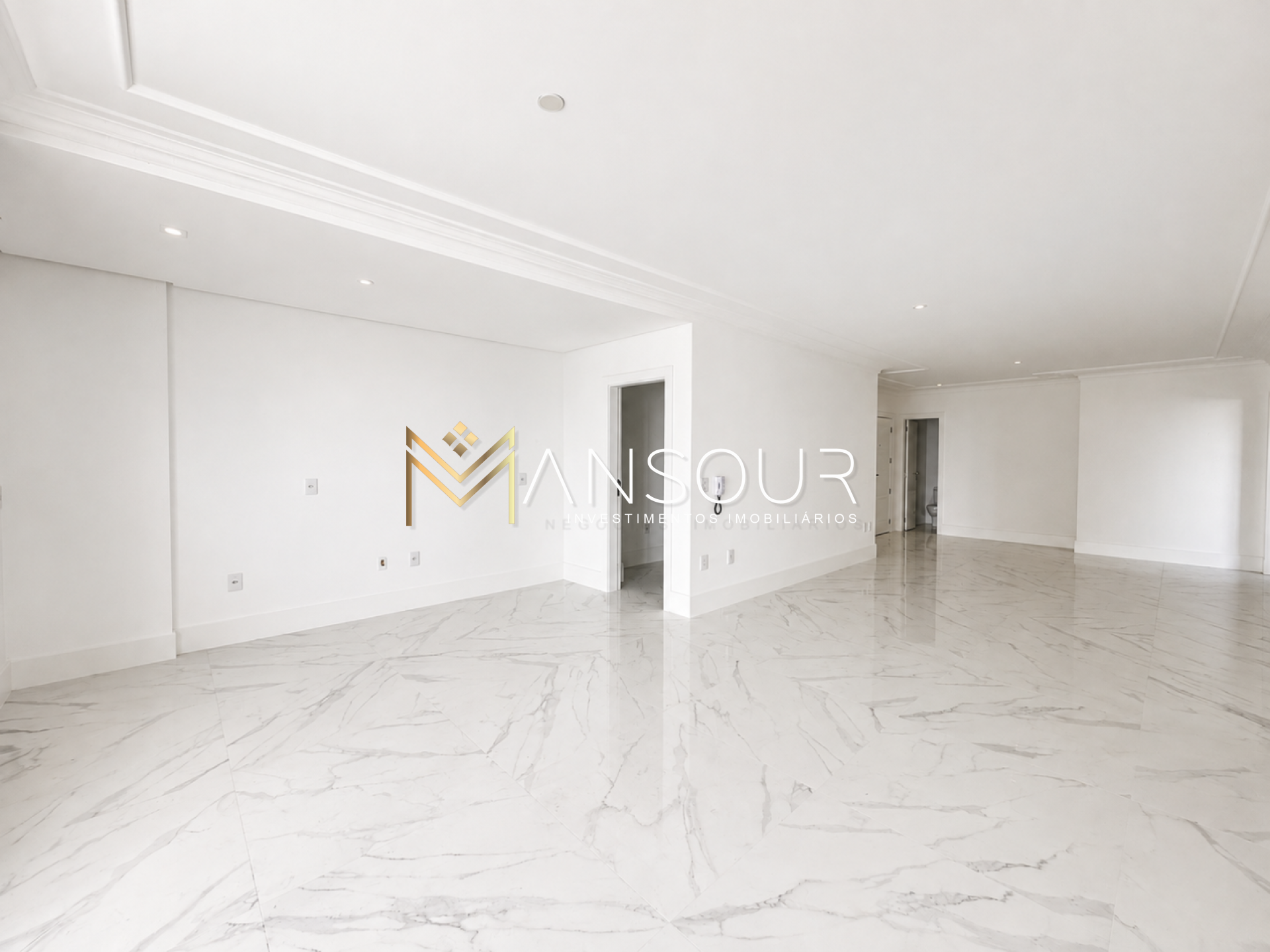 Apartamento Para Vender com 04 suítes no bairro Meia Praia em Itapema