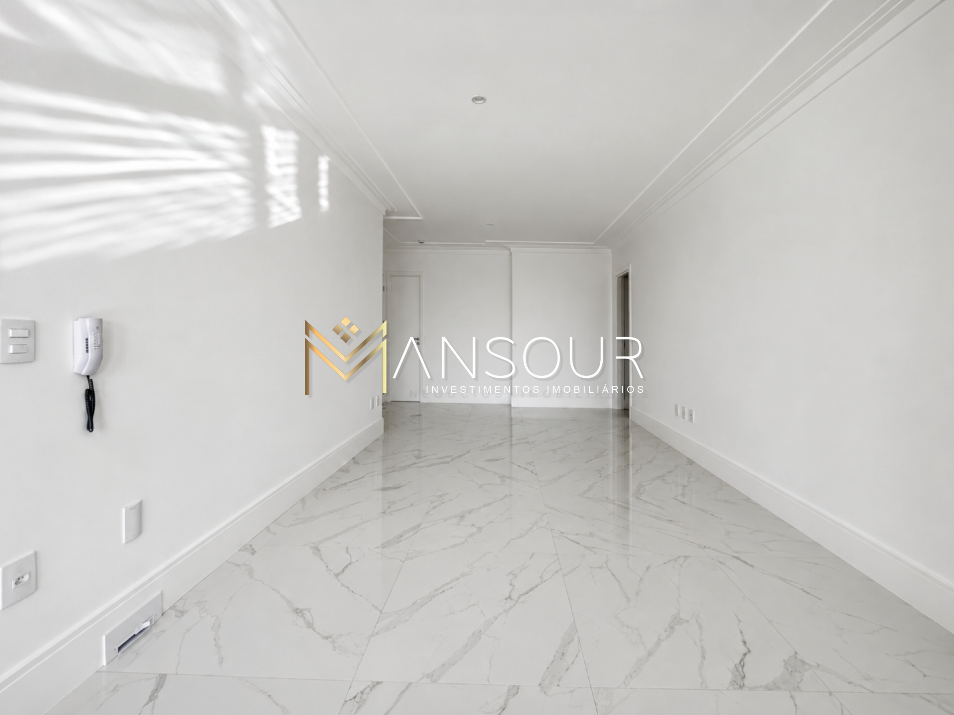 Apartamento Para Vender com 04 suítes no bairro Meia Praia em Itapema