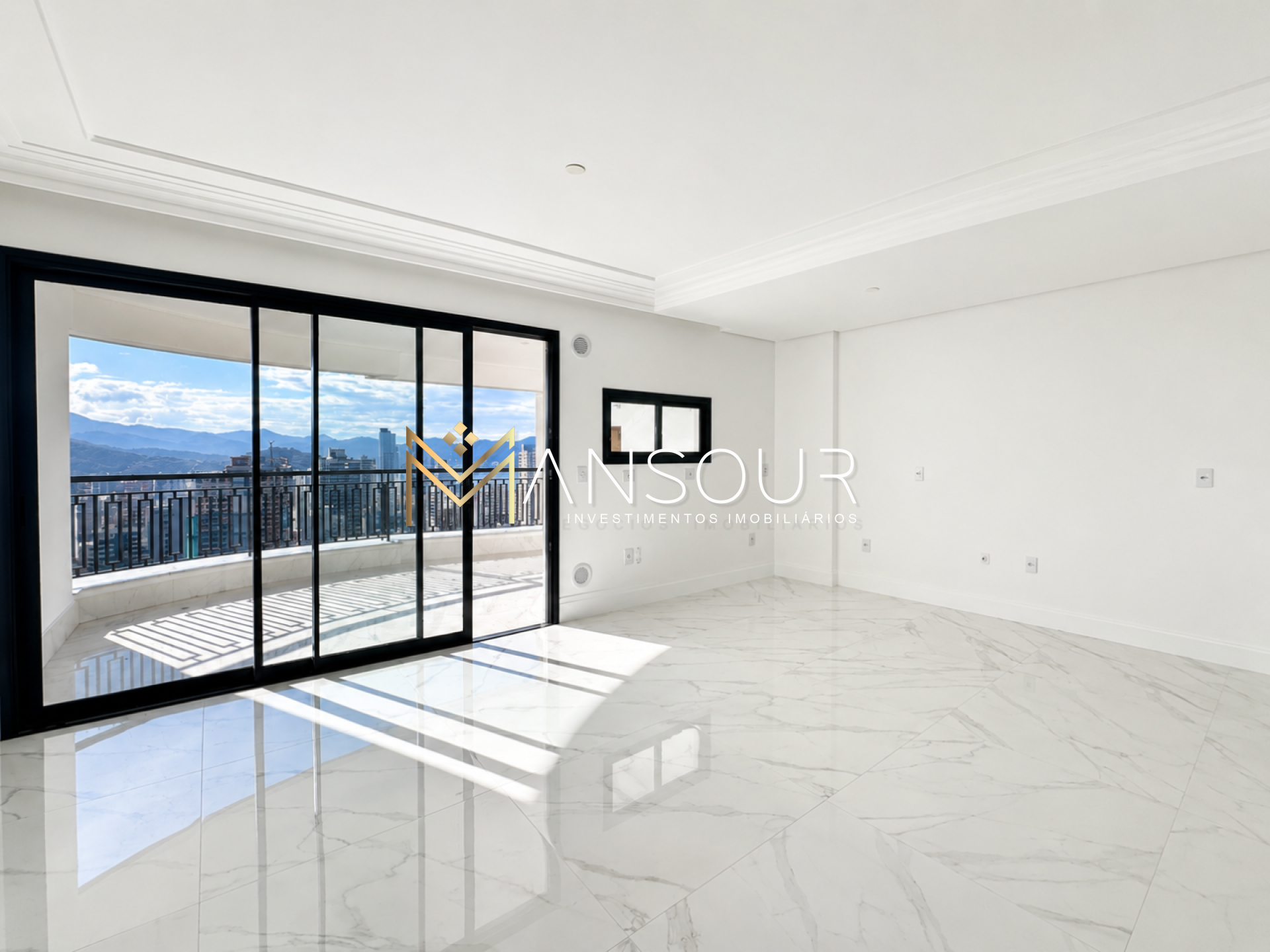 Apartamento Para Vender com 04 suítes no bairro Meia Praia em Itapema