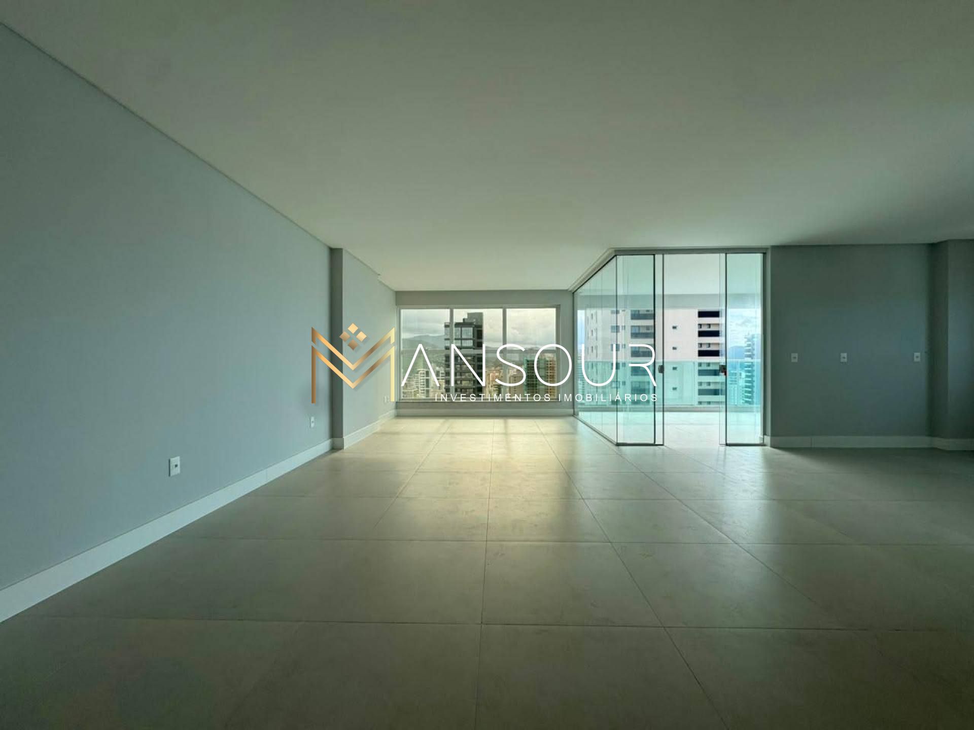 Apartamento Para Vender 03 suítes no bairro Meia Praia em Itapema
