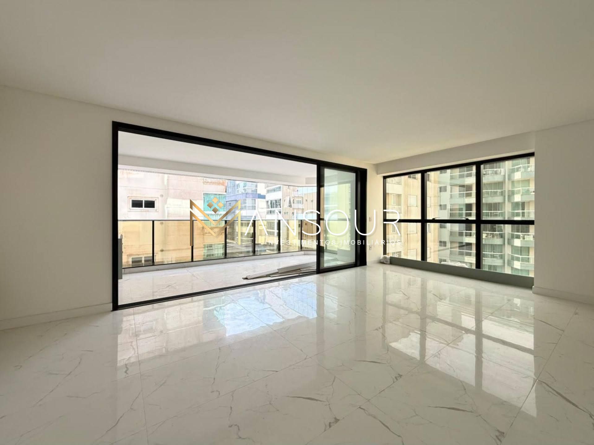 Apartamento Para Vender 04 suítes no bairro Meia Praia em Itapema