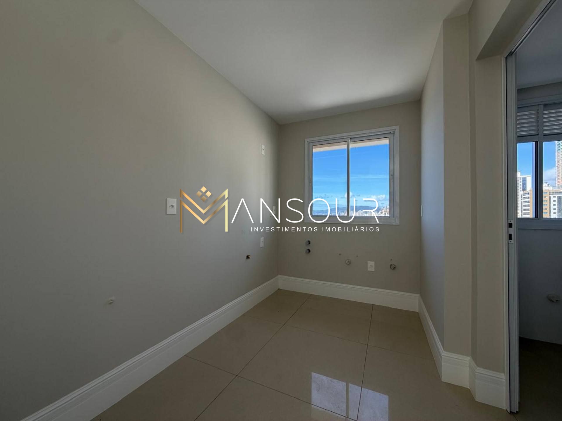 Apartamento Para Vender 04 suítes no bairro Meia Praia em Itapema