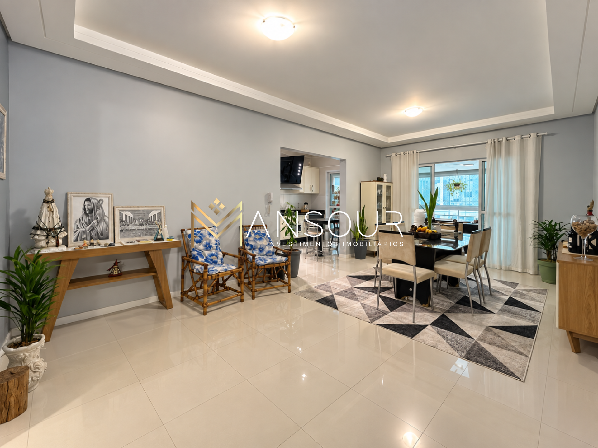 Apartamento Para Vender com 02 quartos 01 suítes no bairro Meia Praia em Itapema