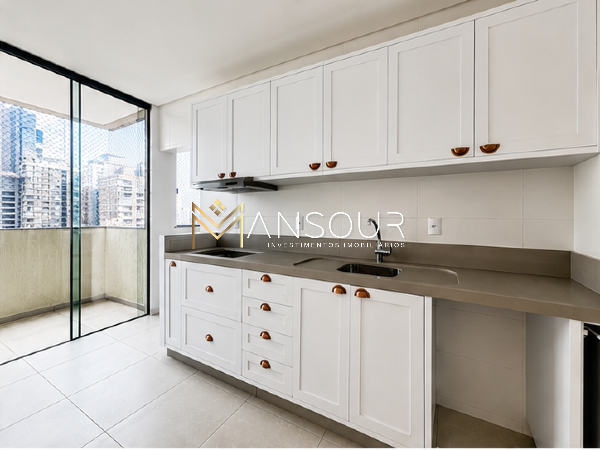 Apartamento Para Vender com 04 suítes no bairro Meia Praia em Itapema