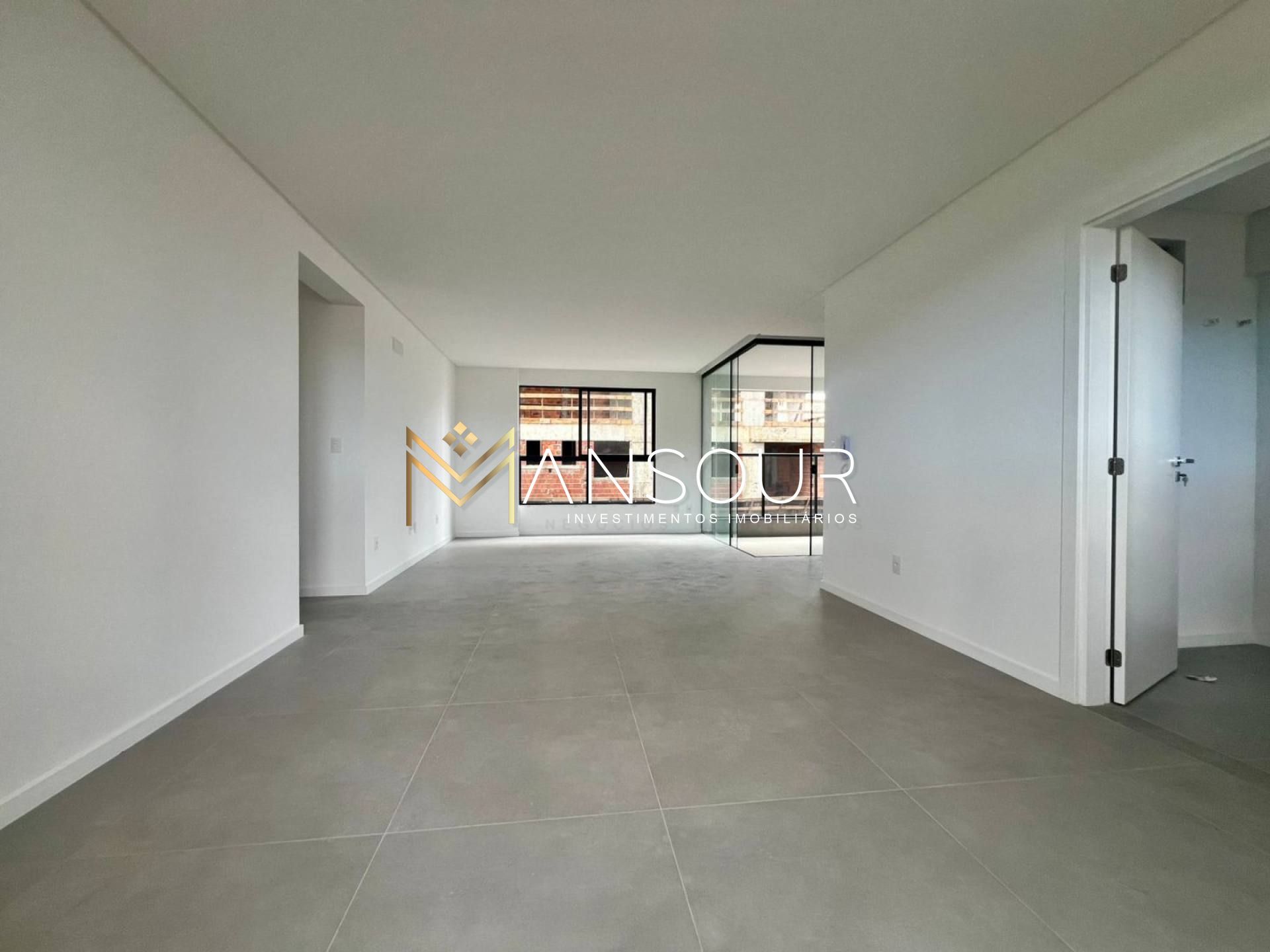 Apartamento Para Vender com 03 suítes no bairro Meia Praia em Itapema