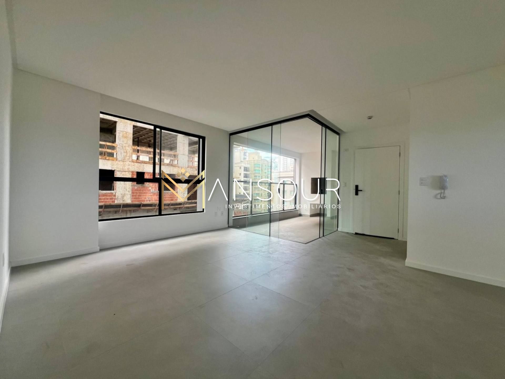 Apartamento Para Vender com 03 suítes no bairro Meia Praia em Itapema