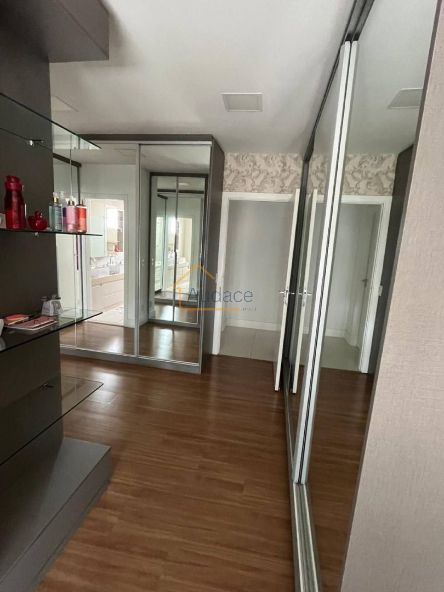 Vende-se Apto Edificio Parc Rocher