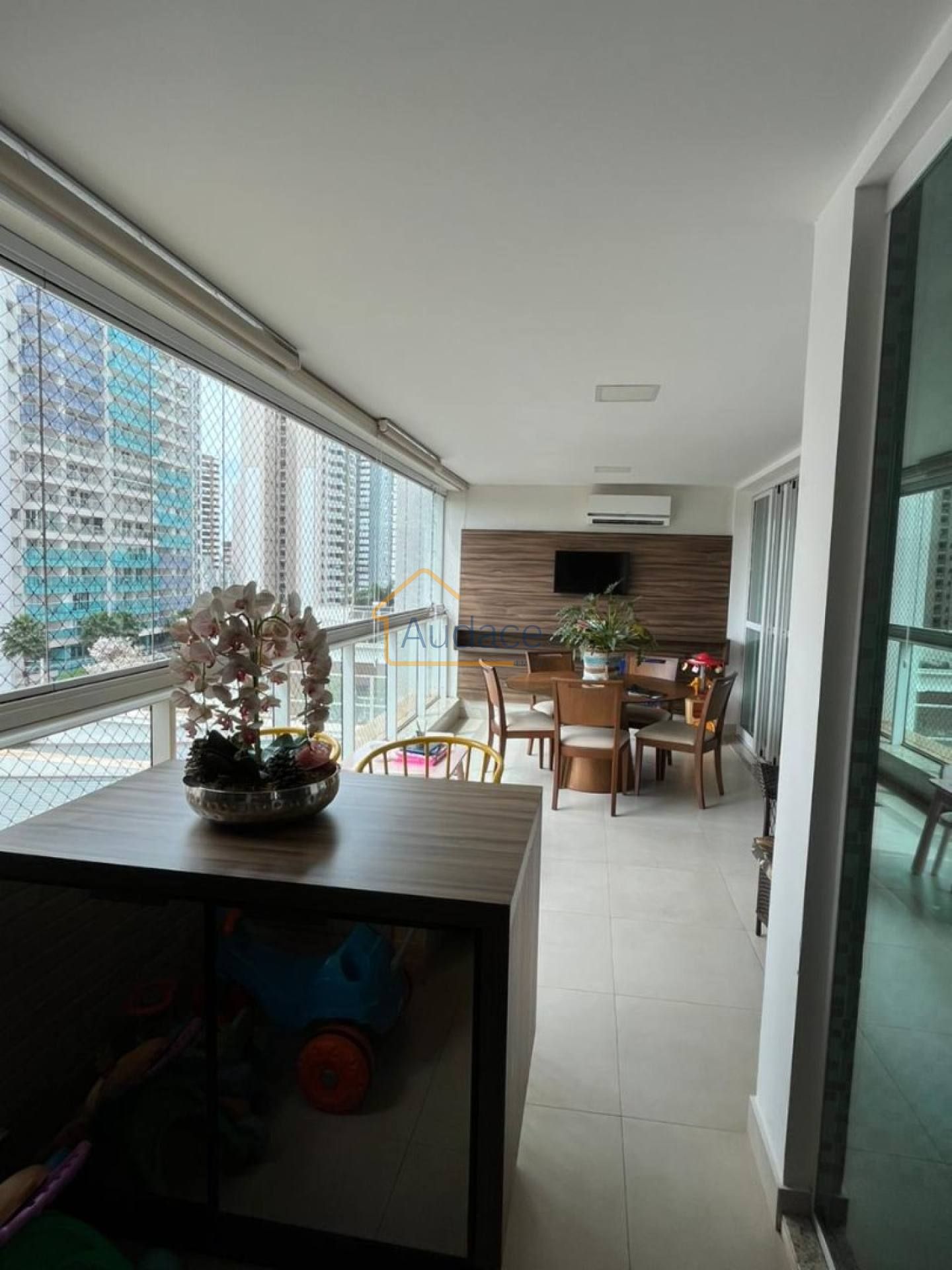 Vende-se Apto Edificio Parc Rocher