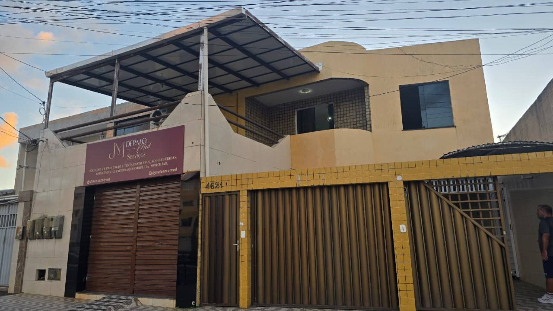 Casa de 2 pavimentos com ponto comercial incluso na antiga Avenida Heráclito Rollemberg.