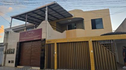 Casa de 2 pavimentos com ponto comercial incluso na antiga Avenida Heráclito Rollemberg.