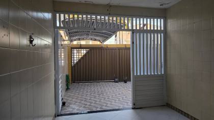 Casa de 2 pavimentos com ponto comercial incluso na antiga Avenida Heráclito Rollemberg.