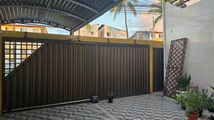 Casa de 2 pavimentos com ponto comercial incluso na antiga Avenida Heráclito Rollemberg.