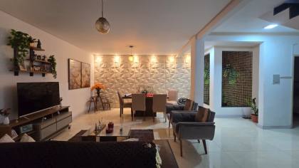 Casa de 2 pavimentos com ponto comercial incluso na antiga Avenida Heráclito Rollemberg.
