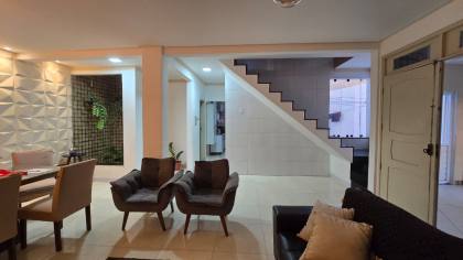Casa de 2 pavimentos com ponto comercial incluso na antiga Avenida Heráclito Rollemberg.