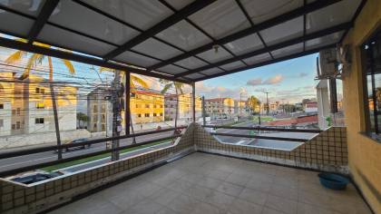 Casa de 2 pavimentos com ponto comercial incluso na antiga Avenida Heráclito Rollemberg.