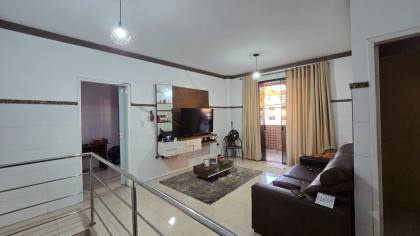 Casa de 2 pavimentos com ponto comercial incluso na antiga Avenida Heráclito Rollemberg.
