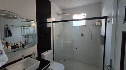 Casa de 2 pavimentos com ponto comercial incluso na antiga Avenida Heráclito Rollemberg.