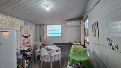 Casa de 2 pavimentos com ponto comercial incluso na antiga Avenida Heráclito Rollemberg.