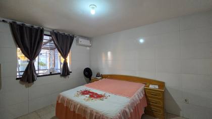 Casa de 2 pavimentos com ponto comercial incluso na antiga Avenida Heráclito Rollemberg.