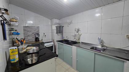 Casa de 2 pavimentos com ponto comercial incluso na antiga Avenida Heráclito Rollemberg.