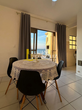 Apartamento com 2 dormitorios,sendo 1 suíte e terraço de frente para o mar no bairro Canasvieiras em Florianópolis