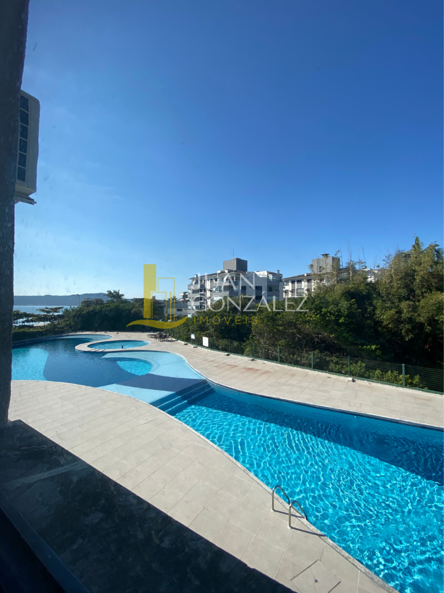 Apartamento Para Temporada com 1 dormitorio,vista lateral ao mar, no bairro Canasvieiras em Florianópolis