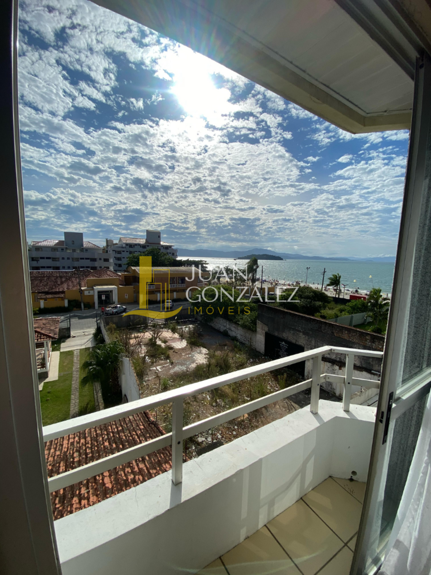 Apartamento Para Temporada com 01 quarto e vista lateral para o mar no bairro Canasvieiras em Florianópolis