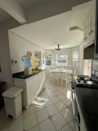 Casa Para Temporada com 3 quartos, sendo 1 suíte no bairro Jurerê In em Florianópolis