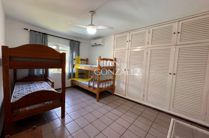 Casa á venda na Praia da Lagoinha do Norte com 04 quartos e poucos passos do mar