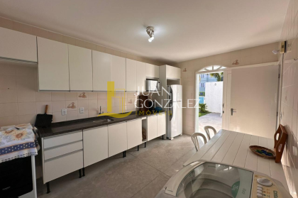 Casa á venda na Praia da Lagoinha do Norte com 04 quartos e poucos passos do mar