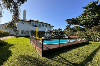 Casa á venda na Praia da Lagoinha do Norte com 04 quartos e poucos passos do mar