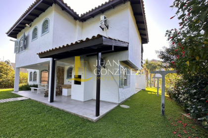 Casa á venda na Praia da Lagoinha do Norte com 04 quartos e poucos passos do mar