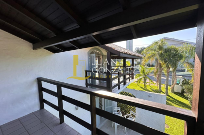Casa á venda na Praia da Lagoinha do Norte com 04 quartos e poucos passos do mar