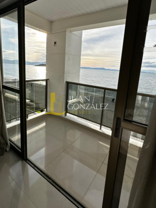Apartamento moderno e aconchegante frente ao mar em canasvieiras Florianópolis