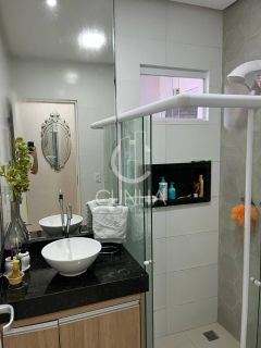 Belíssima Casa em Condomínio Fechado na Serraria