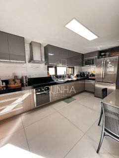 Um mix de requinte e conforto em condomínio fechado