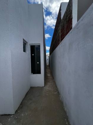Casa de 2/4 e com beco Portal dos Bosques