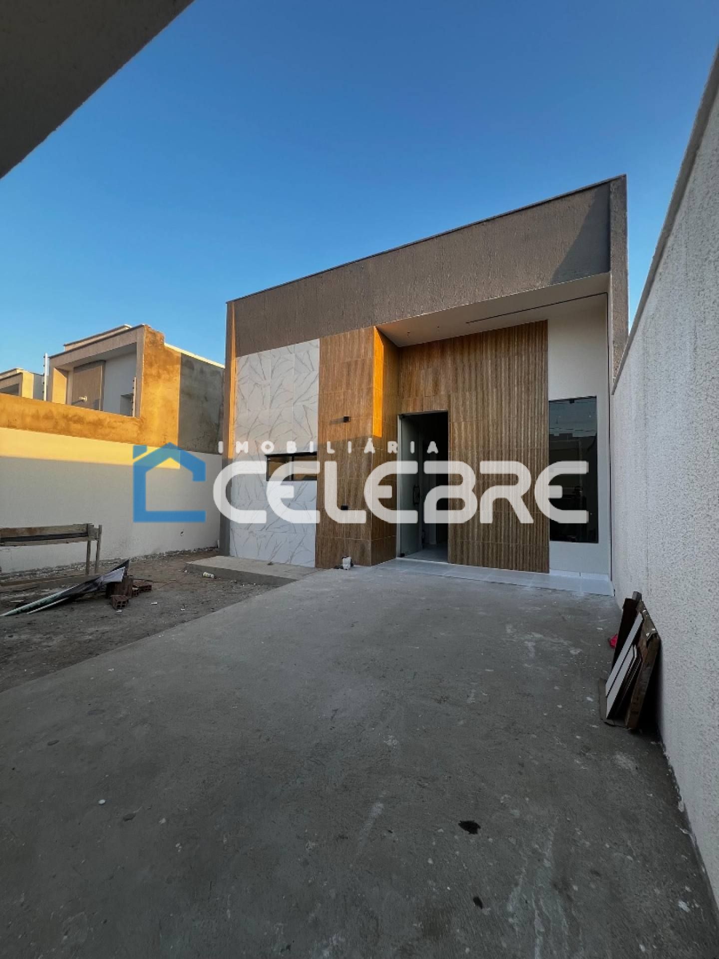 Casa moderna com suite e espaço para construir