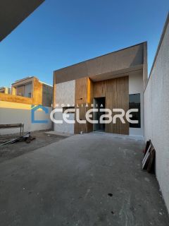 Casa moderna com suite e espaço para construir