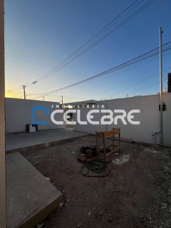 Casa moderna com suite e espaço para construir