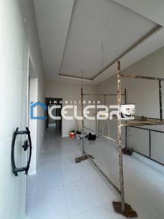 Casa moderna com suite e espaço para construir