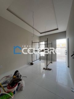 Casa moderna com suite e espaço para construir