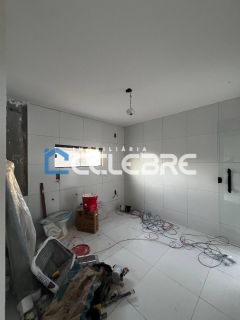 Casa moderna com suite e espaço para construir