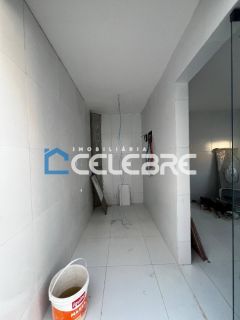 Casa moderna com suite e espaço para construir