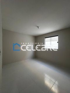 Casa moderna com suite e espaço para construir