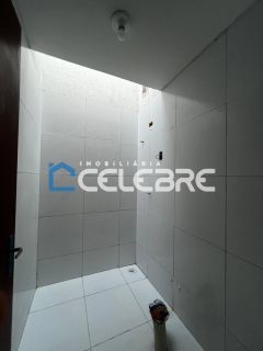 Casa moderna com suite e espaço para construir