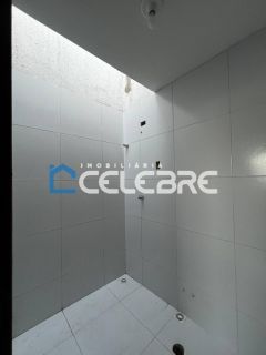 Casa moderna com suite e espaço para construir