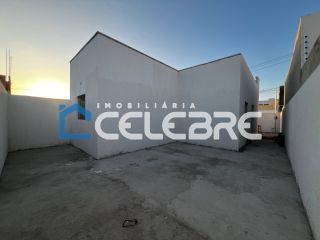 Casa moderna com suite e espaço para construir