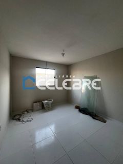 Casa moderna com suite e espaço para construir